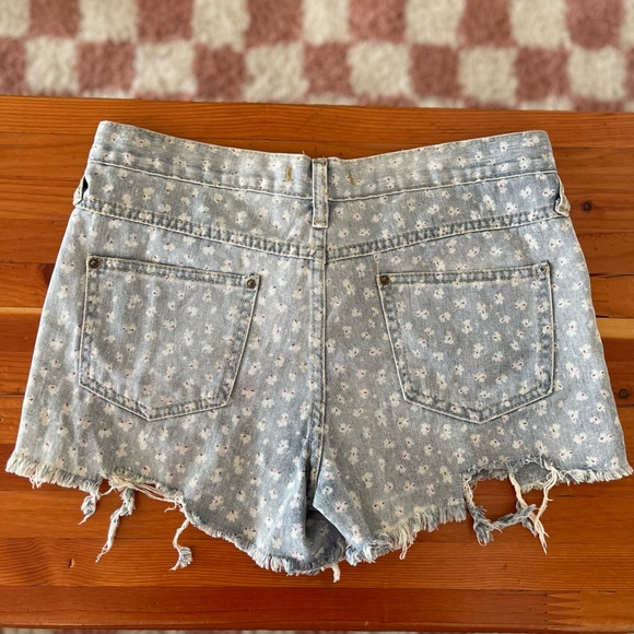 Free People, mini shorts, cute little white flower pattern, distressed - Picture 3 of 8
